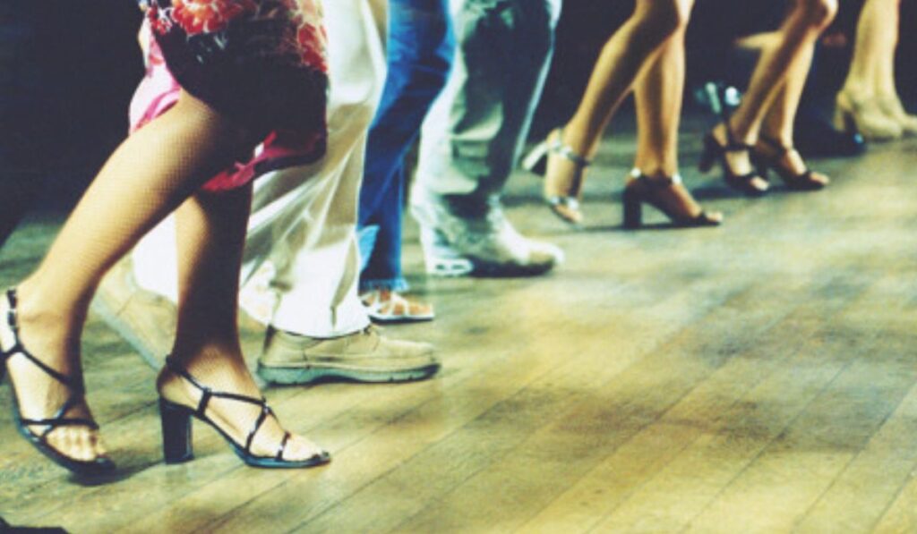 Pessoas em aula de line dance