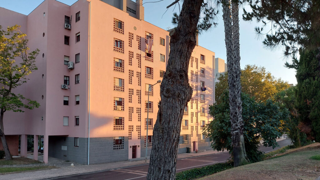 Edificio junto a uma grua em Telheiras