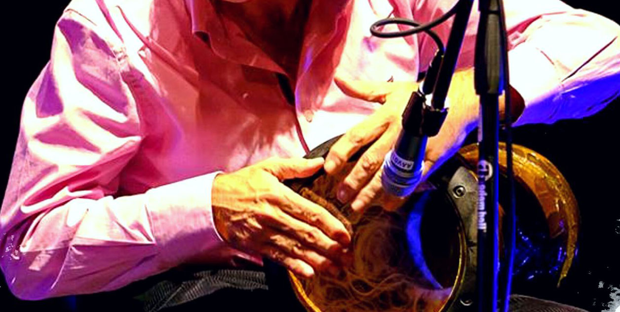 Musico a tocar instrumento de percussao