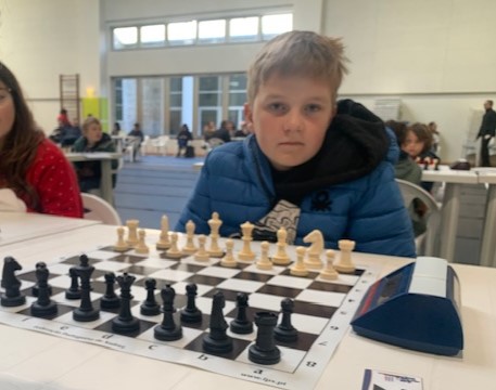 Jovem a jogar xadrez