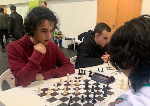 Participantes a jogar xadrez