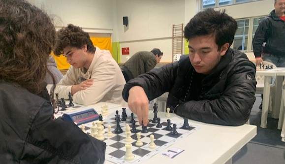 Participantes a jogar xadrez