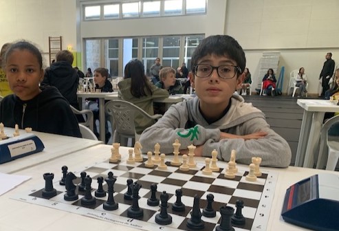 Jovem a jogar xadrez