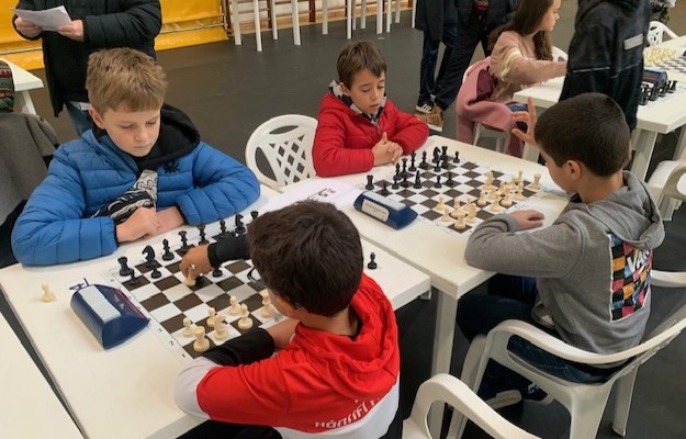 Criancas a jogar xadrez