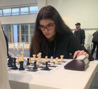 Jovem a jogar xadrez