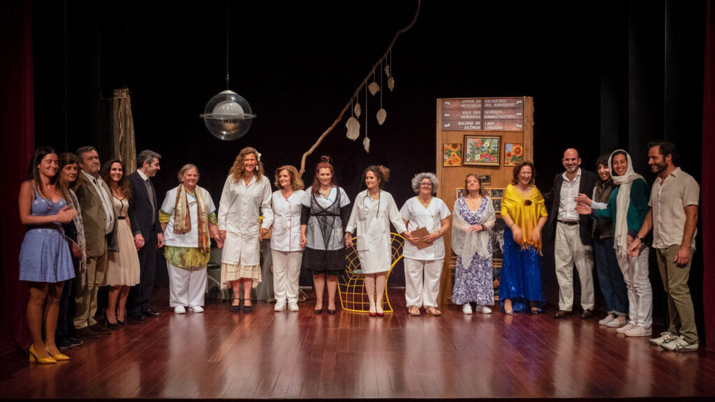 Grupo em palco numa apresentacao de teatro