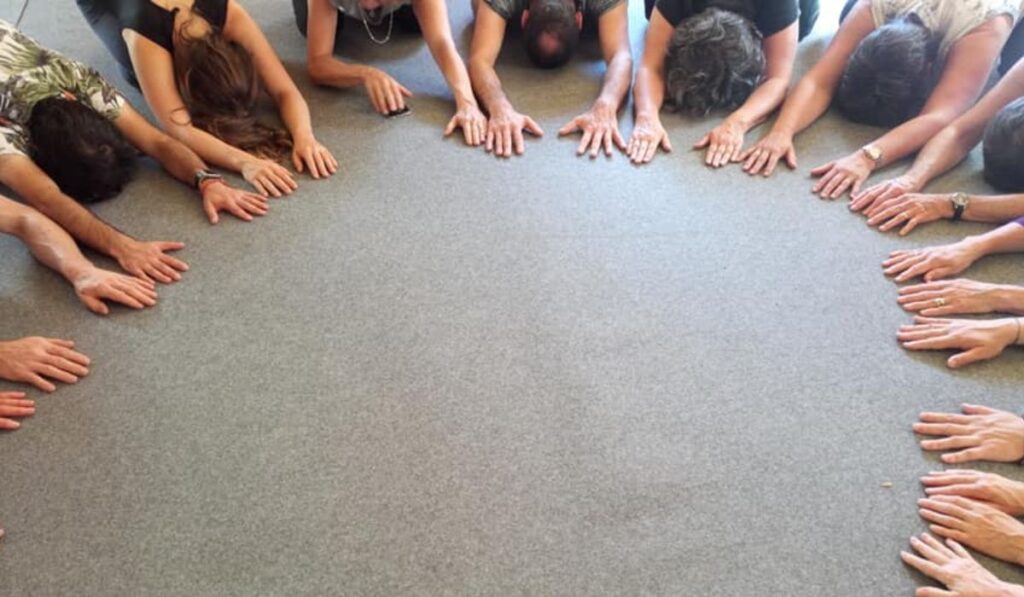 Pessoas em pratica de yoga em grupo
