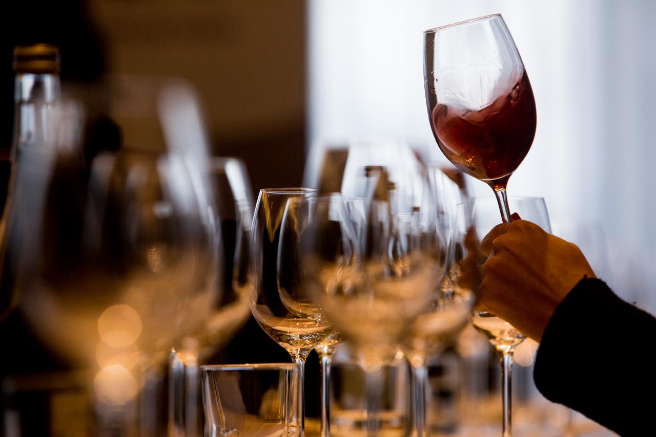 Clube de Vinho ART hero Copos de vinho numa prova